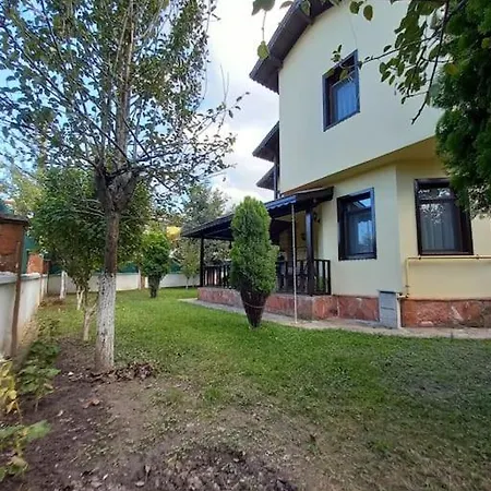 Villamiz 110M2 Genis Ferah Bir Evdir. 2 Adet Cift Kisilik Yatak 3 Adet Tek Kisilik Yatak Mevcuttur. Kisin Soemine Ve Veranda Da Barbekue Keyfi Villamizda Mevcuttur. וילה